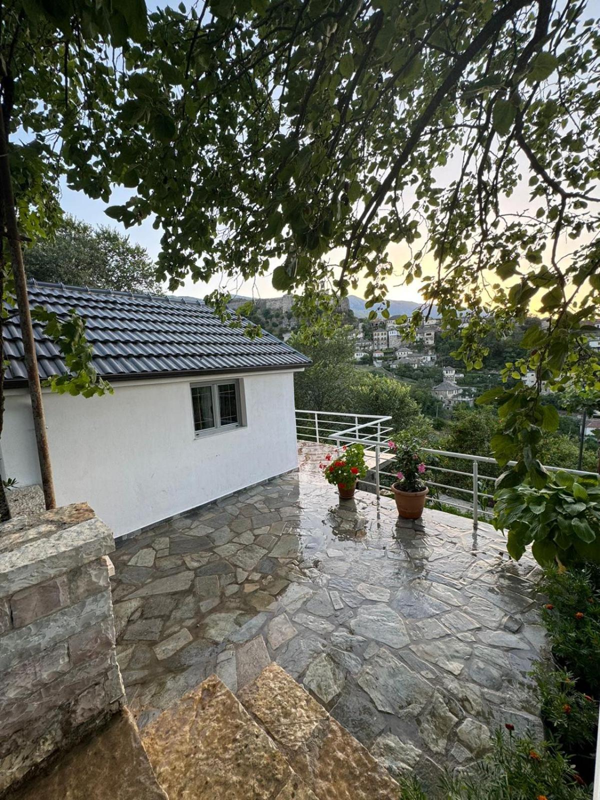 Guest House Argjiro Castle Gjirokastër Eksteriør billede